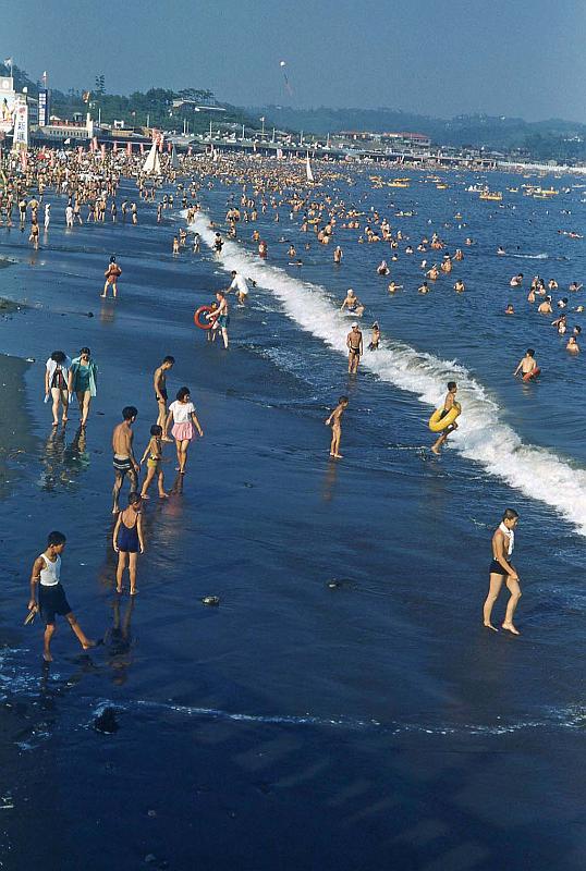 1952-3 Japan 134 Beach.jpg